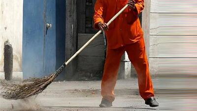  فیلم بی احتیاطی یک شهروند باعث مصدومیت یک پاکبان شد