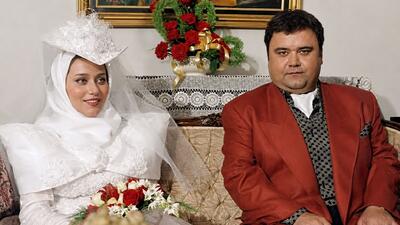  سفر در زمان/ تصویر پربازدید از عروسی اکبر عبدی/ کت و شلوار مشکی با کراوات مشکی