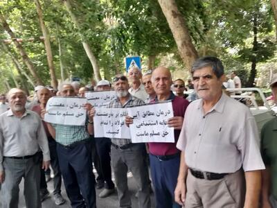 تجمع بازنشستگان در اعتراض به اجرا نشدن متناسب‌سازی