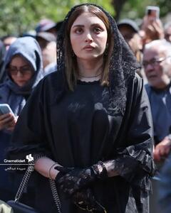  استایل خاص بهنوش طباطبایی در مراسم زنده‌یاد اکبر عبدی