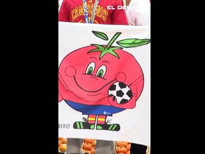  هدیه عجیب به ستاره‌های اسپانیا؛ گوجه‌فرنگی هم وزن بدنشان!
