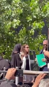  صحبت‌های غم‌انگیز دختر اکبری عبدی در مراسم تشییع پدرش / بابام زود  رفت چون درکش زیاد بود + ویدئو