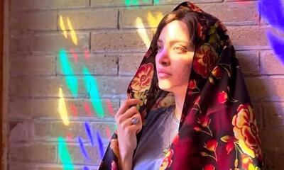 لباس مدگرایانه بهنوش طباطبایی در ختم اکبر عبدی؛ روسری تور با گوشواره ظریف و سایه مشکی