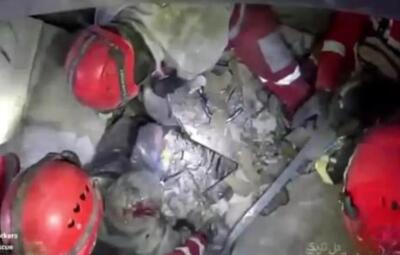  نجات معجزه‌آسای یک هموطنان آسیب دیده از حملات هوایی آمریکا و رژیم صهیونیستی در جنگ تحمیلی سوم با تلاش امدادگران هلال احمر