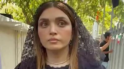  تصاویر غیرمنتظره از بهنوش طباطبایی در تشییع اکبر عبدی