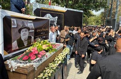  بدرقه با شکوه اکبر عبدی در مراسم خاکسپاری