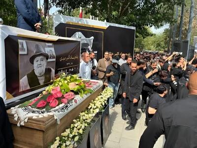  احمدرضا عابدزاده در مراسم خاکسپاری اکبر عبدی