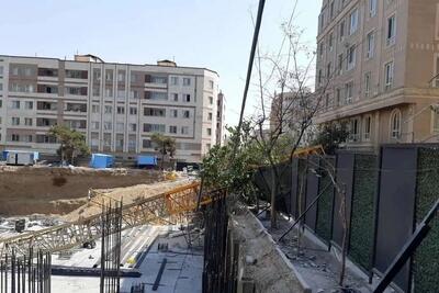 سقوط جرثقیل بر روی ساختمان مسکونی در خیابان پیامبر شرقی تهران