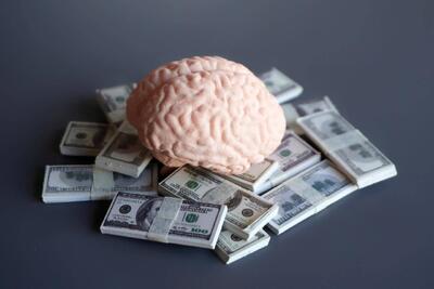  ردپای فقر روی ساختار مغز؛ استرس مالی مداوم باعث پیری زودرس ذهن می‌شود