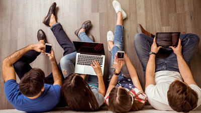 بازگشت نسل Z به گذشته/ آنها از دفترهای کاغذی و کتابهای چاپی استفاده میکنند