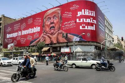  تصویر ترامپ و شعار «انتقام حتمی است» در میدان جمهوری تهران