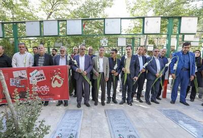  جامعه کار و تولید استان مرکزی گلزار شهدای اراک را گلباران کردند