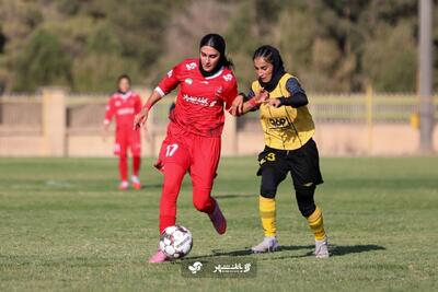  عکس | سرمربی زنان سپاهان در راه پرسپولیس!