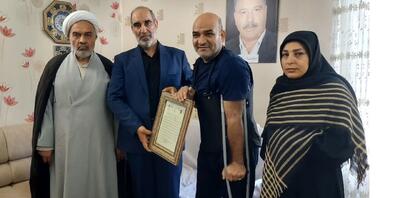 حضور فرمانده نیروی زمینی ارتش در منزل شهدا و جانباران جنگ ۴۰ روزه/ انتقام خون شهدای این سرزمین از دشمنان گرفته خواهد شد