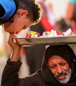  بوسه زائر امام حسین(ع) بر دست خادم ایشان