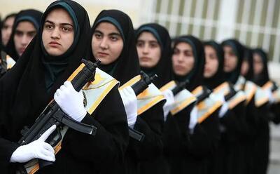  این دو زن با چشمان بسته کلاشینکف را باز و بسته می‌کنند