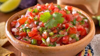  طرز تهیه سالاد سالسای مکزیکی؛ سالادی رنگارنگ، سالم و فوق العاده خوش طعم در ۱۵ دقیقه