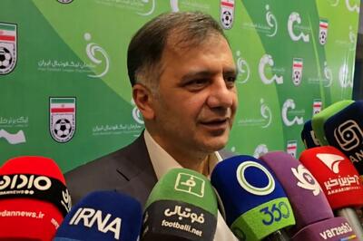  حجت کریمی: آقای تاجرنیا هر وقت بیکار می‌ شود، یک توئیت می‌ زند!