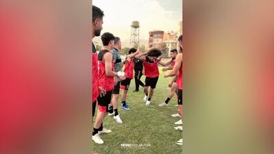  استقبال گرم از علی حسینی مهاجم جدید فولاد در تمرینات این تیم
