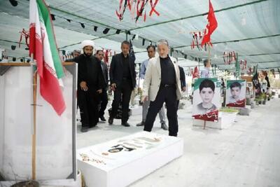  حضور رئیس دانشگاه آزاد در مدرسه شجره طیبه میناب و مزار شهدای مظلوم دانش‌آموز