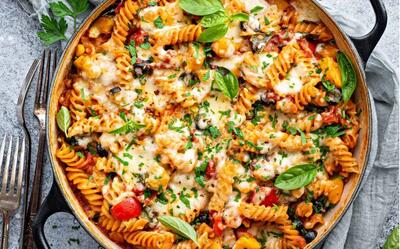 طرز تهیه پاستای سبزیجات با سس ماست و مایونز