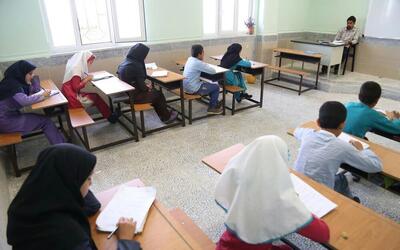 تنها دانش آموز بازمانده از تحصیل یک روستا به مدرسه میرود