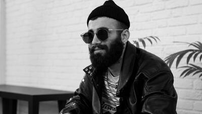 گفت و گو با محمد حسینی، بازیگری که از صحنه تئاتر تا تجربه های تازه در سینما مسیرش را با عشق می سازد
