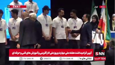  عکس یادگاری تیم ملی مهارت ایران با محمدرضا عارف پیش از اعزام به مسابقات جهانی ۲۰۲۶ شانگهای
