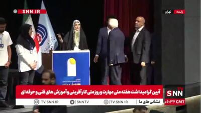 اهدای پرچم ایران به تیم ملی مهارت توسط عارف پیش از اعزام به مسابقات جهانی ۲۰۲۶ شانگهای