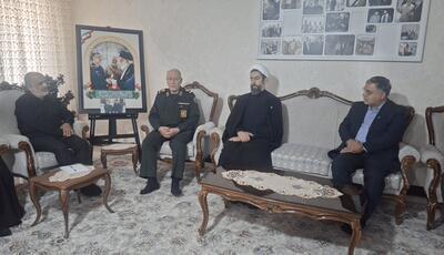  دیدار اعضای دفتر حفظ و نشر رهبر شهید با خانواده شهید حاجی‌زاده