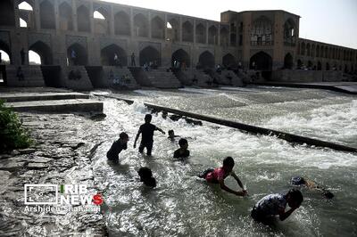  عکس/ تابستان گرم اصفهان و آب بازی کودکان در کنار زاینده رود