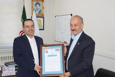  همکاری سازندهٔ بهزیستی و سازمان مدیریت برنامه‌ریزی / اهدای لوح تقدیر به رئیس سازمان مدیریت و برنامه ریزی