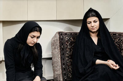 غمگینترین گوگوش تاریخ با آن پشتی مینیاتوری در بکگراند - چیدانه