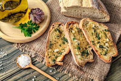 طرز تهیه نان سیر ایتالیایی خانگی با طعمی خاص و حرفه ای