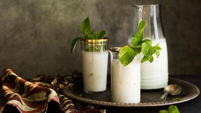  دوغ گازدار خانگی بدون دستگاه؛ نوشیدنی خنک و خوش طعم مثل دوغ های کارخانه ای