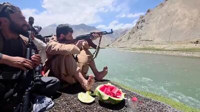  ژست وزیر دفاع پابرهنه طالبان هنگام تیراندازی