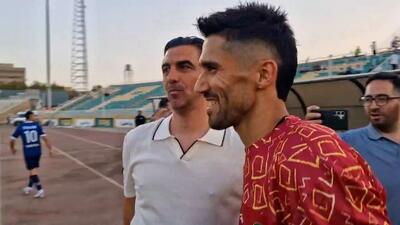 خوش و بش رحمتی با حسینی قبل از شروع بازی سپاهان و گل گهر