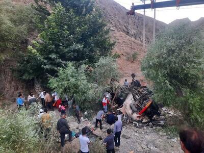 مسافران مینیبوس حادثه دیده در مسیر کاشمر پوشش کامل بیمهای دارند