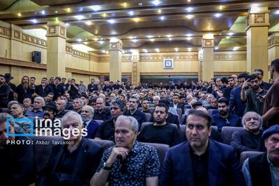  برگزاری مراسم یادبود اکبر عبدی؛ هجوم سلفی‌بگیران و عصبانیت برخی هنرمندان