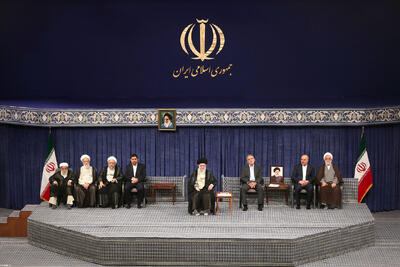  تصاویری از آخرین مراسم تنفیذ ریاست جمهوری با حضور رهبر شهید انقلاب/ گپ و گفت حسن روحانی و سعید جلیلی/ احمدی نژاد نیامد؛ شمخانی لباس نظامی پوشید