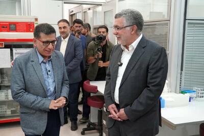 ادای احترام نظامی دو جانباز ناوشکن دنا به تیم سلامت