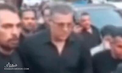  ویدیو| هجوم عجیب مردم به علی دایی در مراسم ختم اکبر عبدی/ مانع حرکت پورشه شهریار شدند! - پارس فوتبال