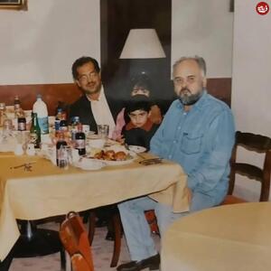  اکبر عبدی در حال غذاخوردن در یک رستوران در سرعین