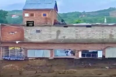  معماری طبیعت؛ بین مردم اینور رودخونه و اونور یه خونه فاصله بود که سیل کامل از جا کندش