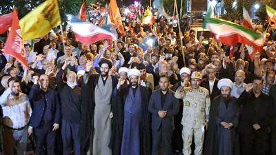 قابی از حماسه آفرینی مردم انقلابی خوی در تجمعات شبانه + عکس