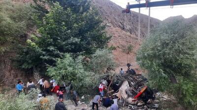 مسافران مینیبوس حادثه دیده در مسیر کاشمر پوشش کامل بیمهای دارند