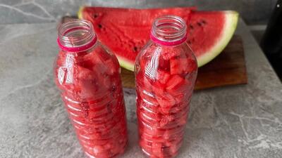 طرز تهیه بستنی هندوانه ای چوبی خانگی با بطری پلاستیکی
