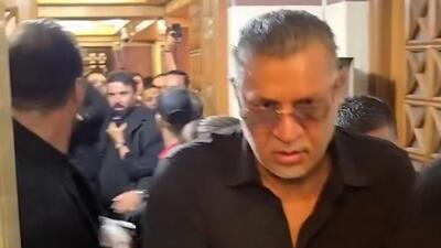  ازدحام شدید هنگام ورود علی دایی به مراسم ختم اکبر عبدی
