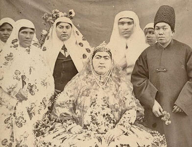 تصویری عجیب؛ سوگلی ناصرالدین‌شاه پایش را روی شکم یک زن گذاشت و عکس انداخت