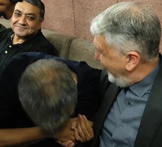  عادل فردوسی پور دست وزیر دولت پزشکیان را بوسید | فیلم لحظه جنجالی که در مراسم ختم اکبر عبدی رخ داد را ببینید